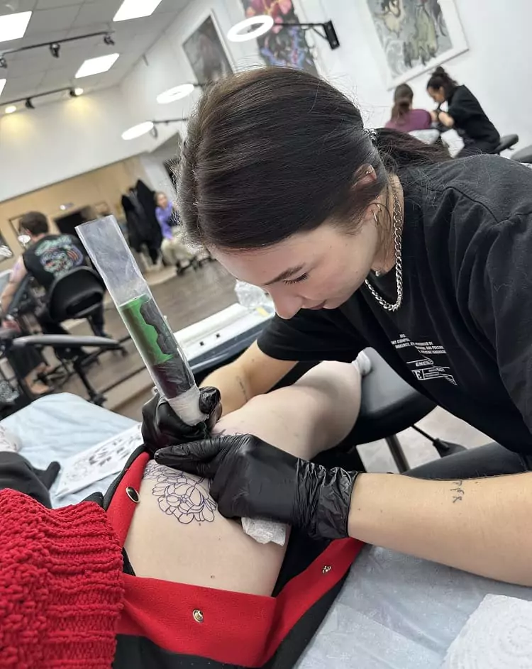 Практика на модели — дополнительный урок в тату школе Art Tattoo