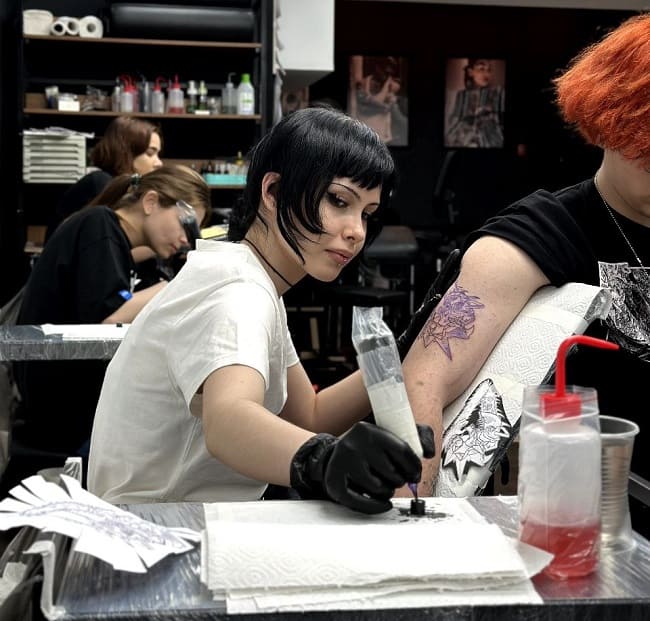 Обучение татуировке в школе Art Tattoo — мастер и ученица с дипломом