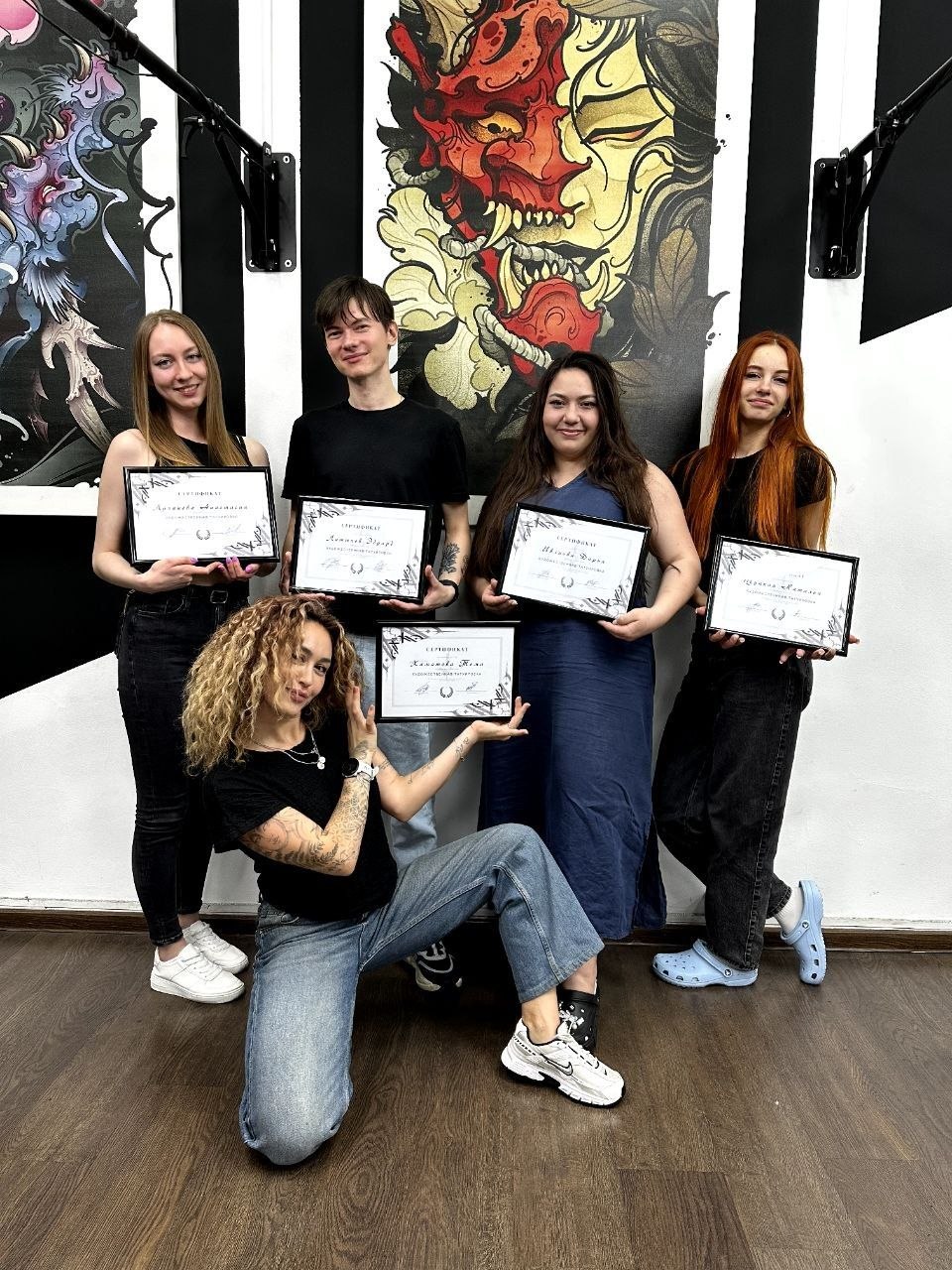 Выпускники тату школы Art Tattoo с сертификатами