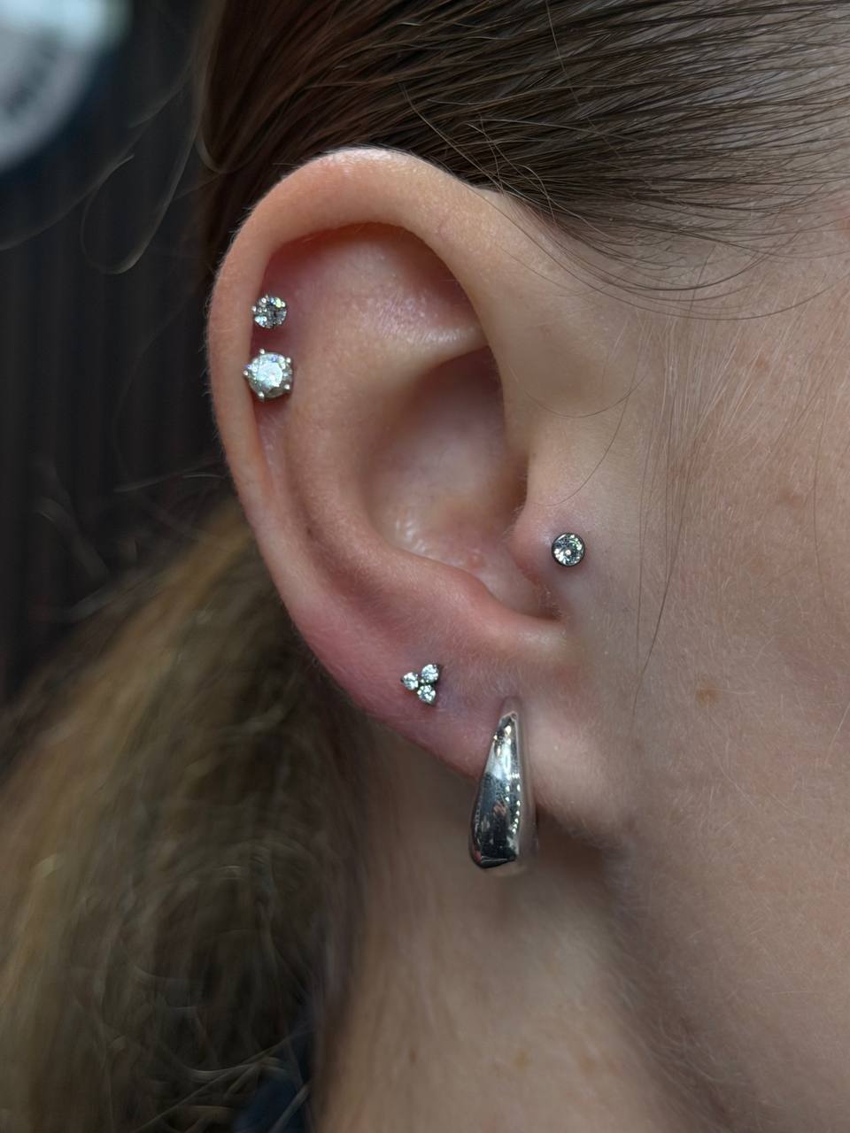 Пирсинг уха — работа мастера NEO Piercing