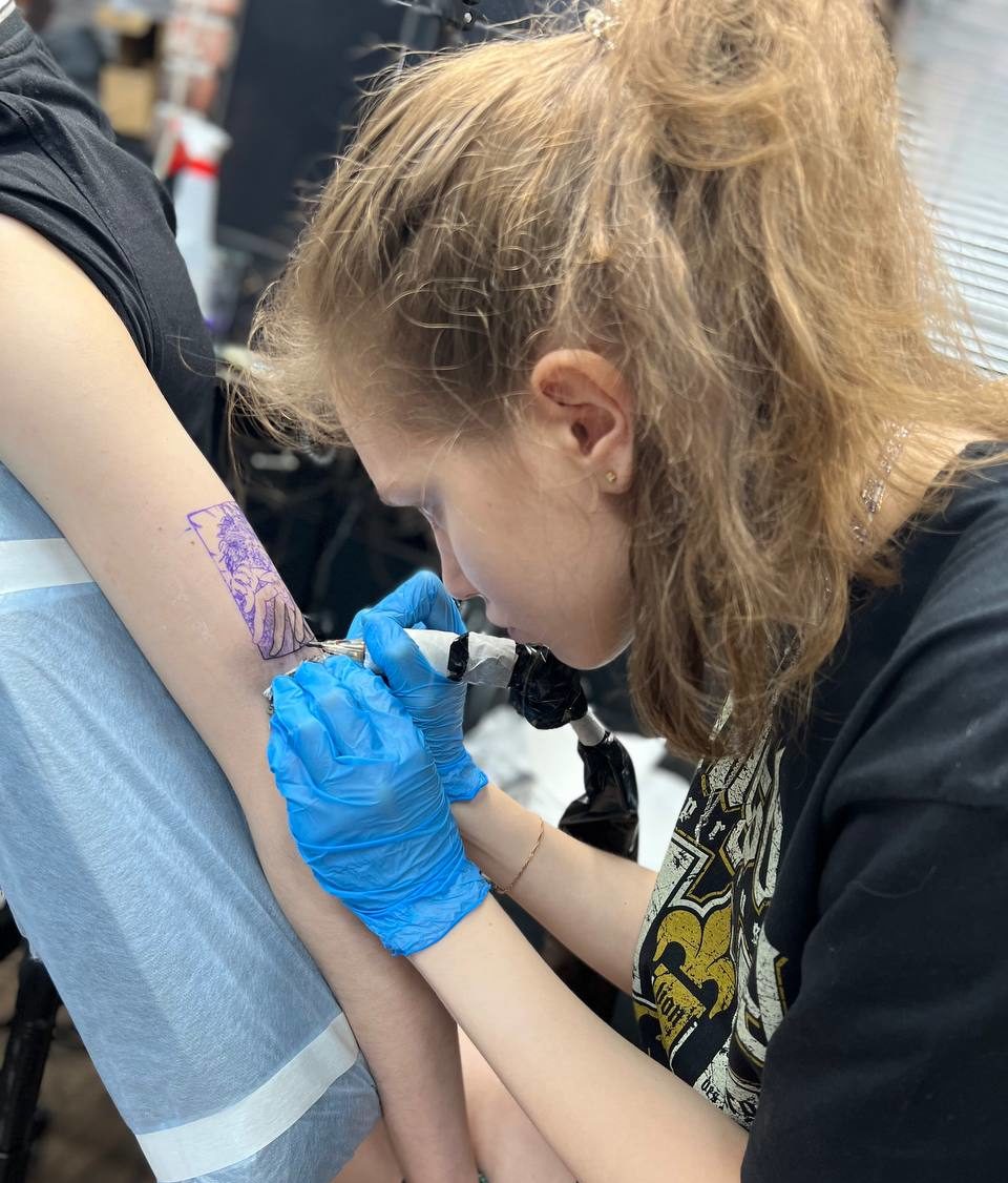 Работа ученика тату школы Art Tattoo на модели
