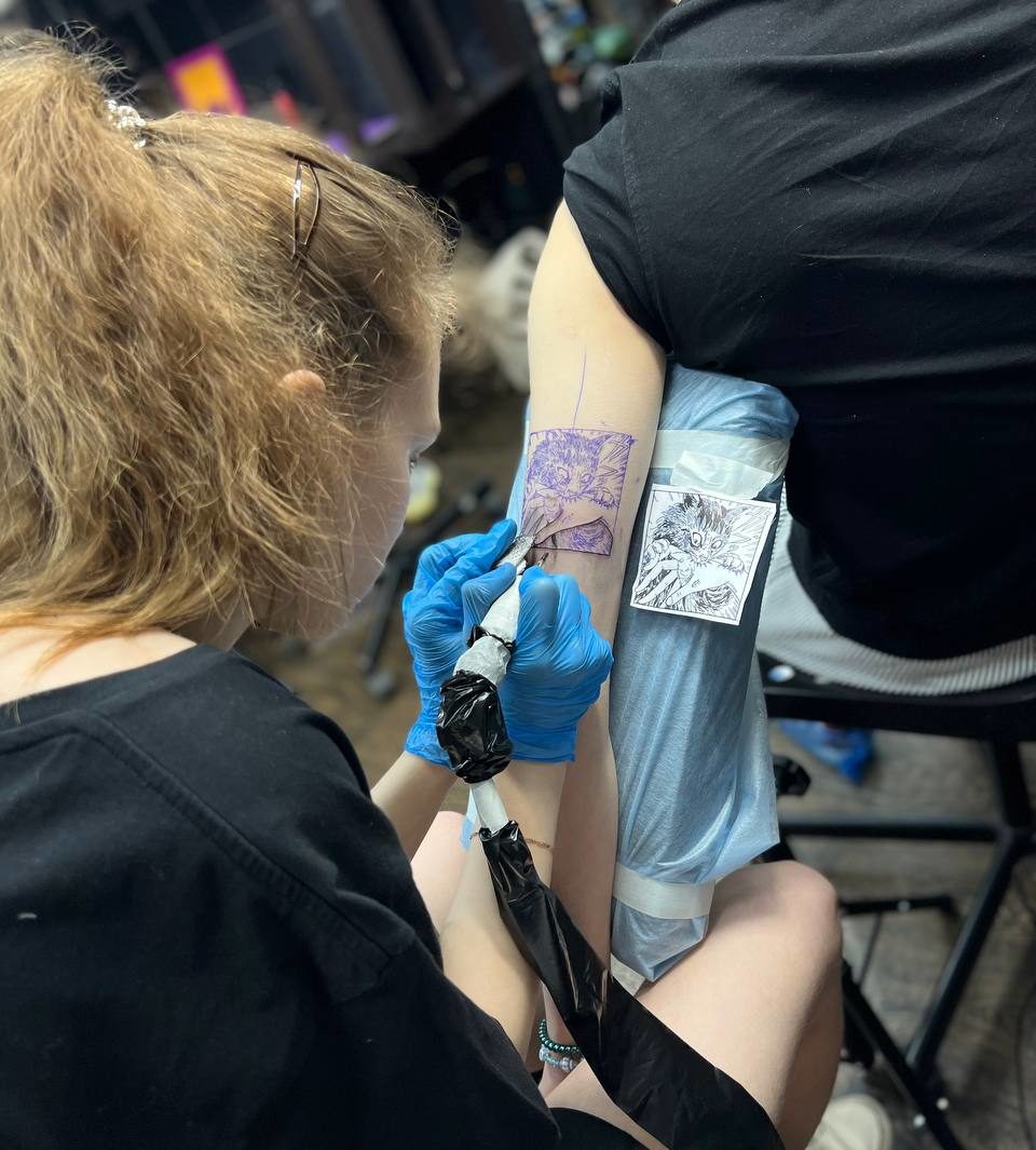 Нанесение бесплатной татуировки учеником школы Art Tattoo